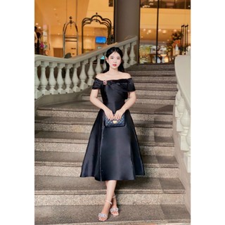 Đầm xòe bẹt vai nơ ngực phụ kiện sang trọng thanh lịch màu đỏ, đen,. trắng, vàng, xanh lá.X043