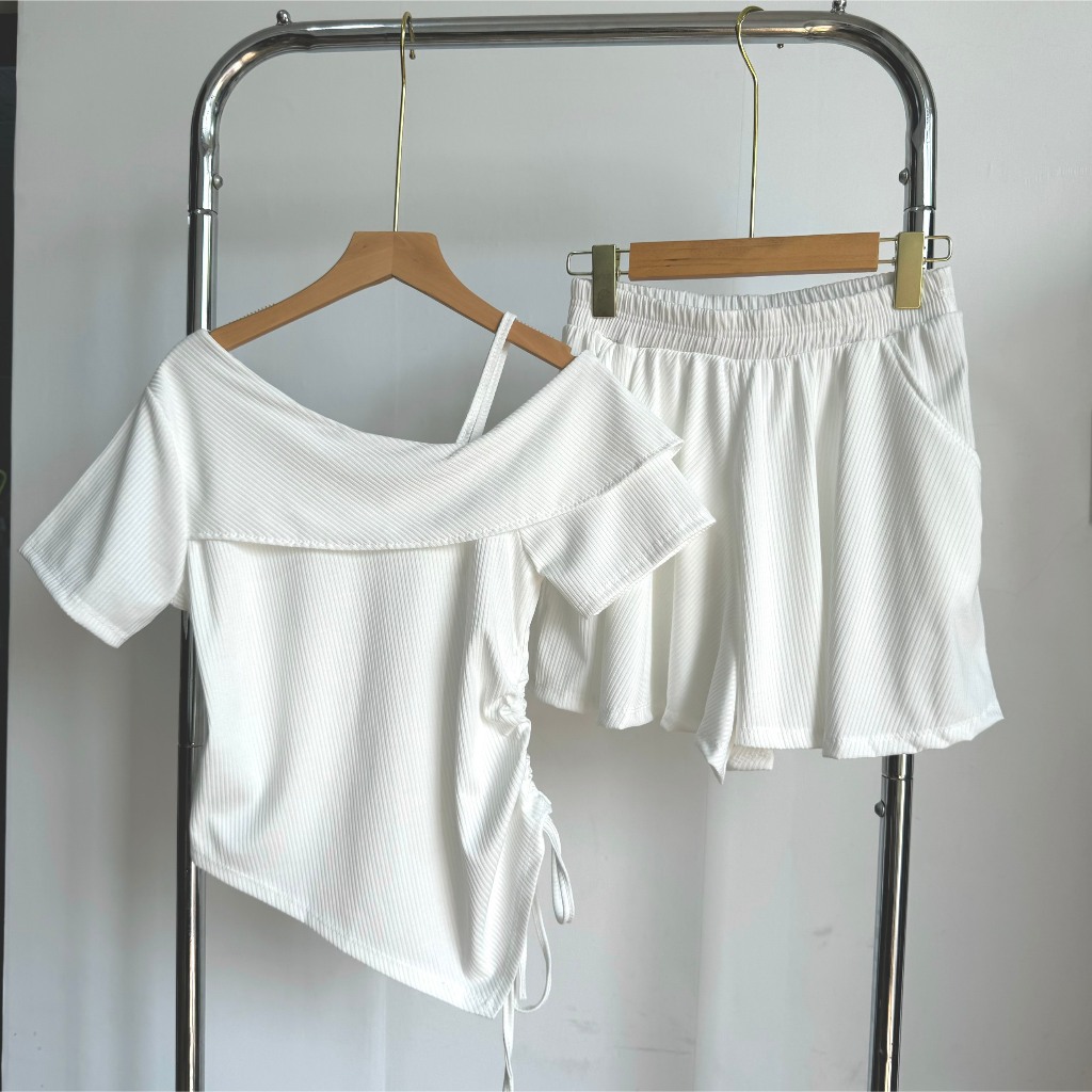 Bộ Đồ Quần Đùi Xòe Áo Thun Nữ Kèm Áo Trễ Vai Chất Gân Tăm Co Giãn Lên Phom Dễ Thương SET823