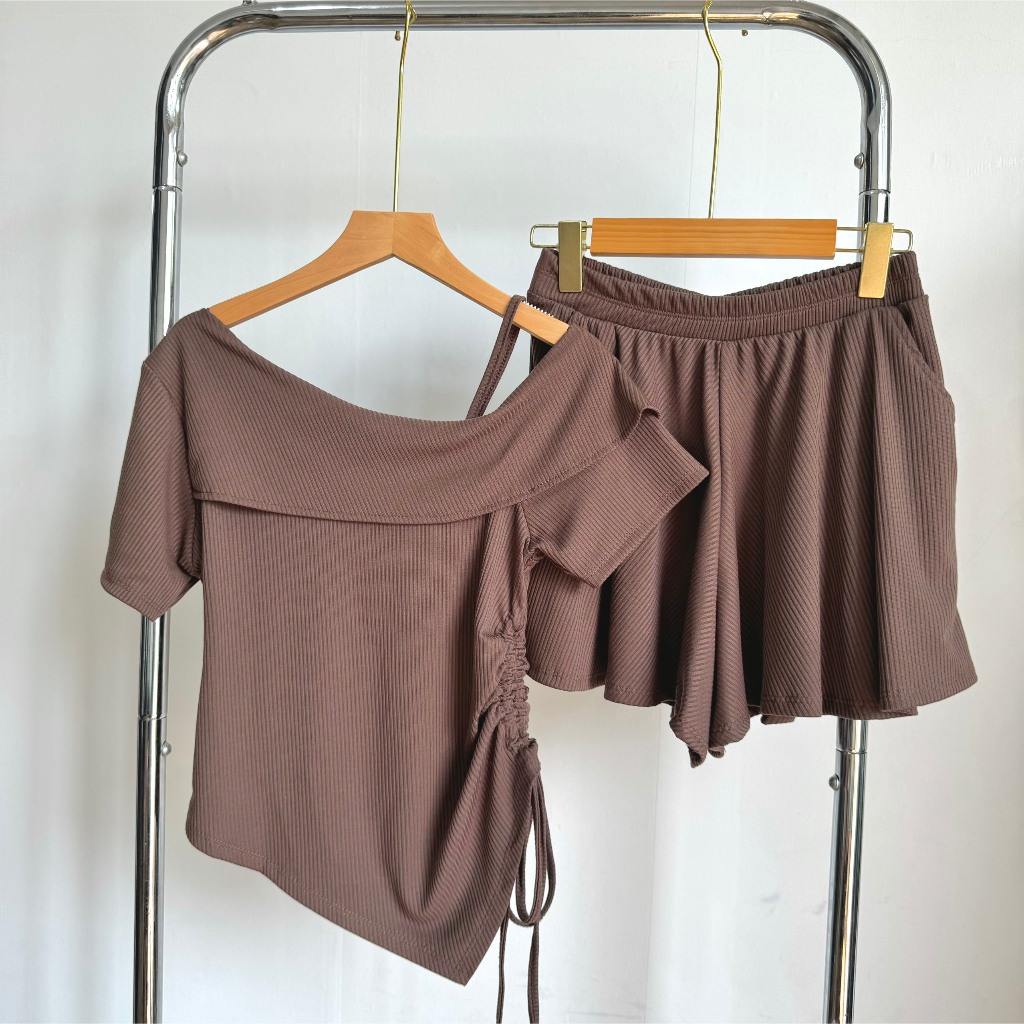 Bộ Đồ Quần Đùi Xòe Áo Thun Nữ Kèm Áo Trễ Vai Chất Gân Tăm Co Giãn Lên Phom Dễ Thương SET823