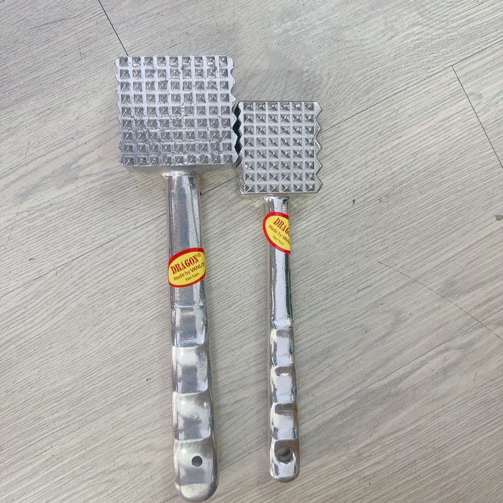 Dụng cụ đập thịt giúp mềm thịt,  tán đều miếng thịt có hai kích thước dễ lựa chọn phù hợp cho gia dình