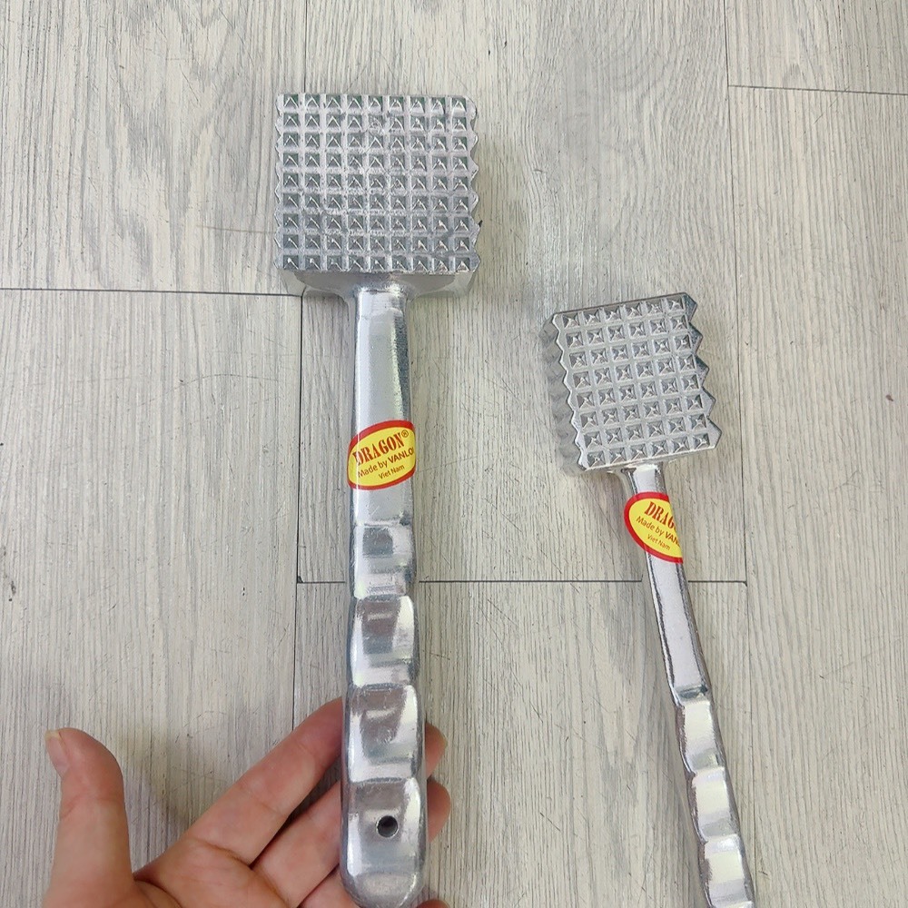 Dụng cụ đập thịt giúp mềm thịt,  tán đều miếng thịt có hai kích thước dễ lựa chọn phù hợp cho gia dình