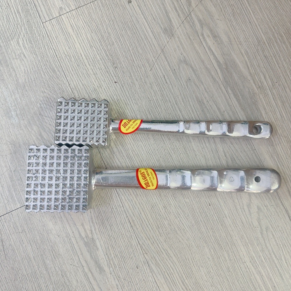 Dụng cụ đập thịt giúp mềm thịt,  tán đều miếng thịt có hai kích thước dễ lựa chọn phù hợp cho gia dình