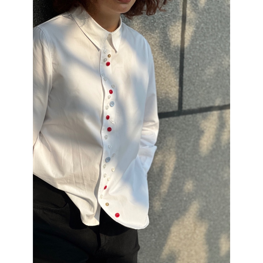 TheBlueTshirt - Áo sơ mi trắng thiết kế nhiều cúc màu sắc - Colored Buttons Shirt White Cotton - Women