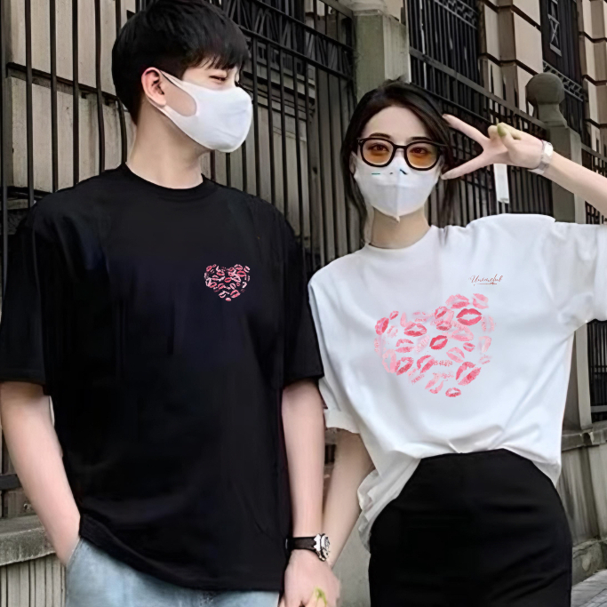 [Tặng Kèm Hộp] Áo Thun Đôi In Hình Môi Trái Tim Đang Yêu Vải Cotton Cao Cấp Co Giãn 2 Chiều - APD