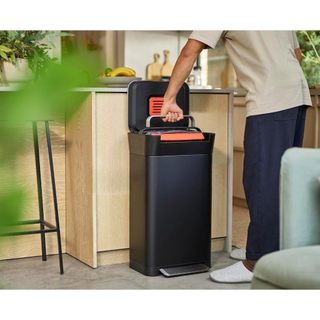 HCM Thùng rác nén rác và khử mùi Joseph Joseph Titan 30L 30146  màu đen Carbon GermanySnT