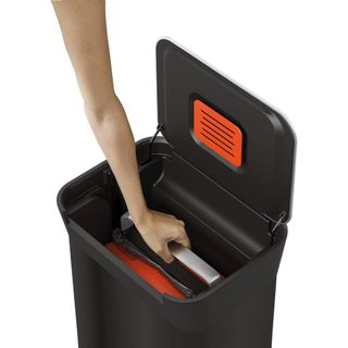 HCM Thùng rác nén rác và khử mùi Joseph Joseph Titan 30L 30146  màu đen Carbon GermanySnT
