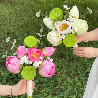 bó hoa cầm tay cô dâu hoa sen cao quý ceveria
