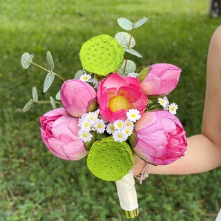 bó hoa cầm tay cô dâu hoa sen cao quý ceveria