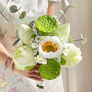 bó hoa cầm tay cô dâu hoa sen cao quý ceveria