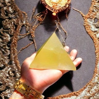 Kim tự tháp đá thạch anh cho thiền học reiki