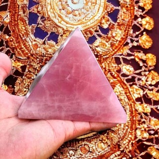 Kim tự tháp đá thạch anh cho thiền học reiki