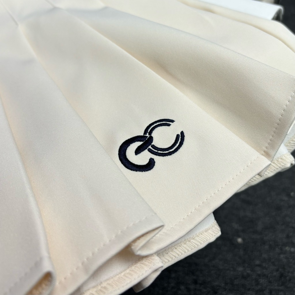Chân Váy Tennis Xếp Ly Chính Hãng ECOCHIC Logo Thêu Dáng Xoè Ngắn Cạp Cao Có Lót Trong Màu Trắng Be Than B037