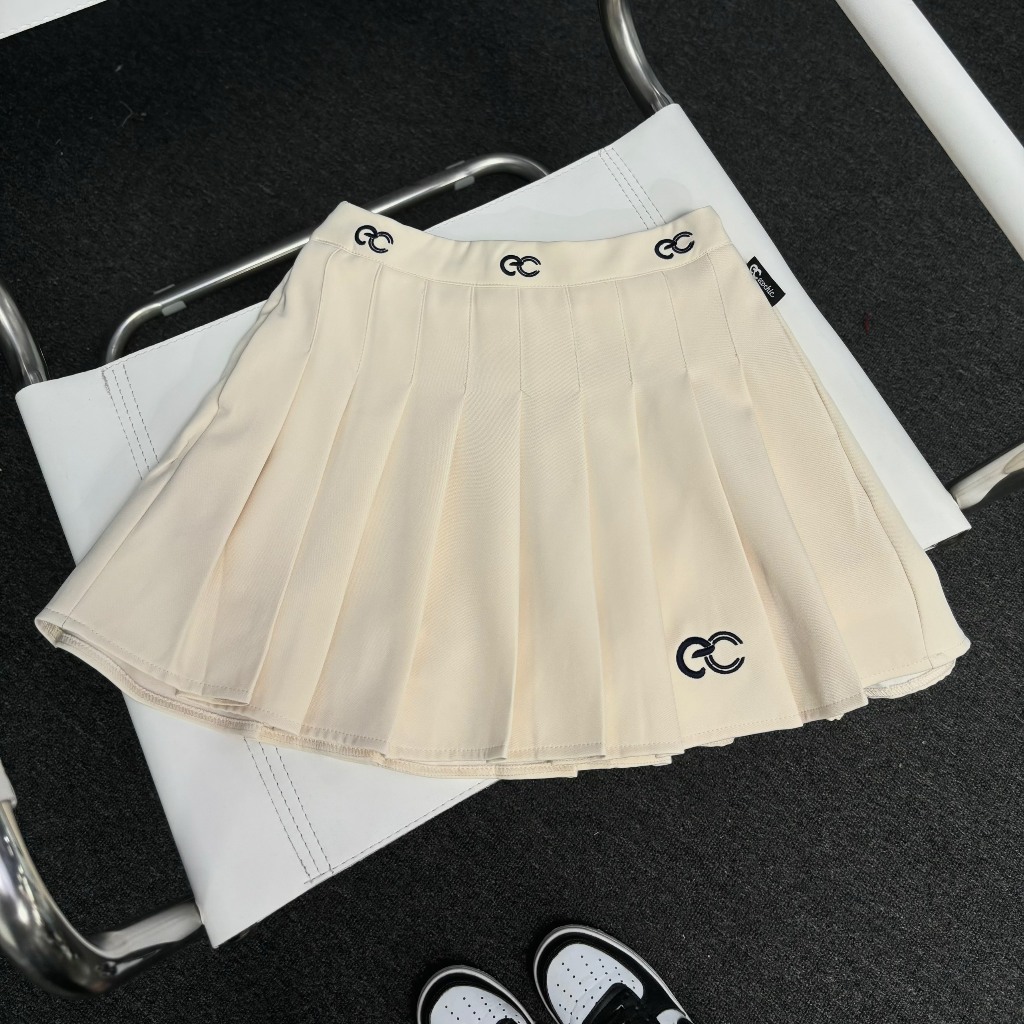 Chân Váy Tennis Xếp Ly Chính Hãng ECOCHIC Logo Thêu Dáng Xoè Ngắn Cạp Cao Có Lót Trong Màu Trắng Be Than B037