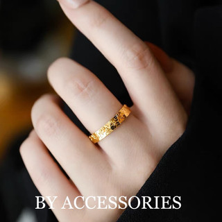 Nhẫn nữ unisex titan tròn mặt chạm họa tiết vảy rồng mạ vàng không gỉ WR2434 BY ACCESSORIES