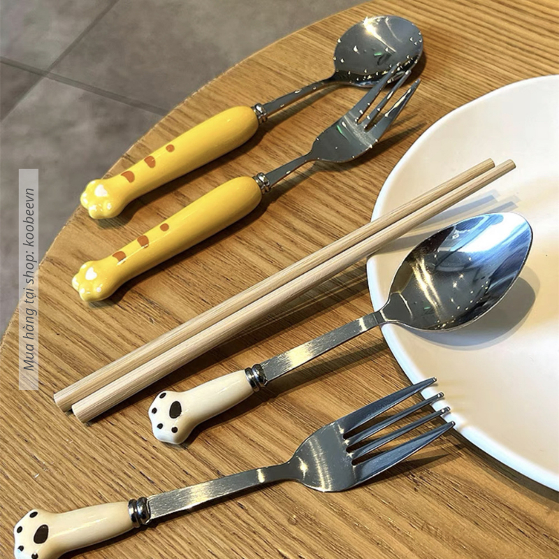 Bộ Thìa Nĩa Inox Cán Sứ Hình  Cute Dùng Cho Cá Nhân, Trẻ Em - Bộ Đồ Ăn Di Động Văn Phòng, Sinh Viên, Du Lịch | 077