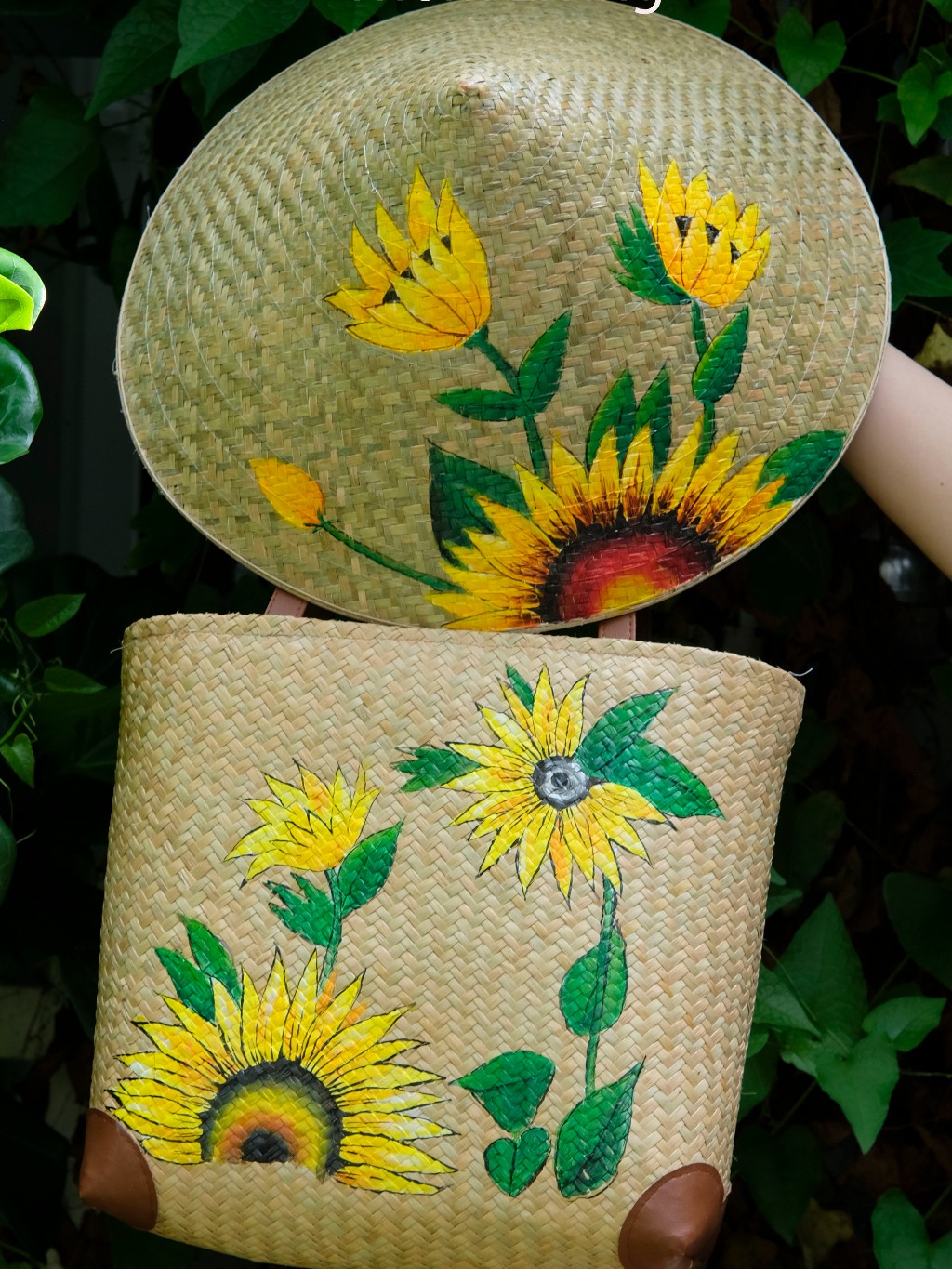 Set nón lá giỏ cỏ bàng vẽ hoa truyền thống làm quà tặng độc đáo