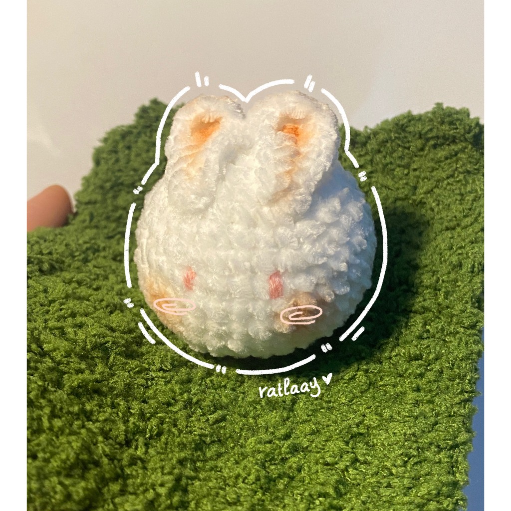 [ORDER 9-10 NGÀY] Móc khóa thỏ trắng, thảm lót xanh len handmade 🐰🍃