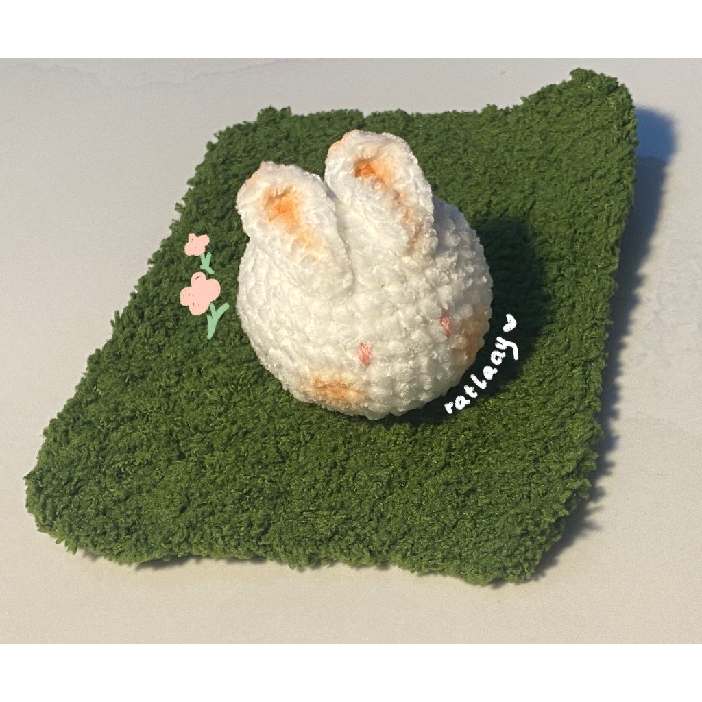 [ORDER 9-10 NGÀY] Móc khóa thỏ trắng, thảm lót xanh len handmade 🐰🍃