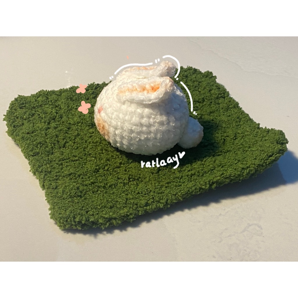 [ORDER 9-10 NGÀY] Móc khóa thỏ trắng, thảm lót xanh len handmade 🐰🍃