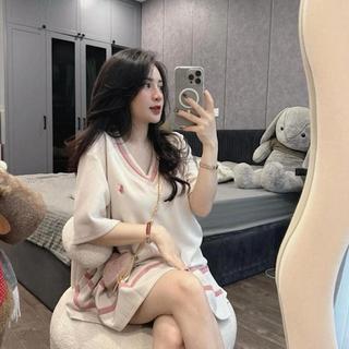 Set Bộ Đồ Nữ Váy Áo Cổ V Ngắn Tay Thêu Ngựa Phối Viền Màu Mix Chân Váy Xếp Ly Phong Cách Năng Động