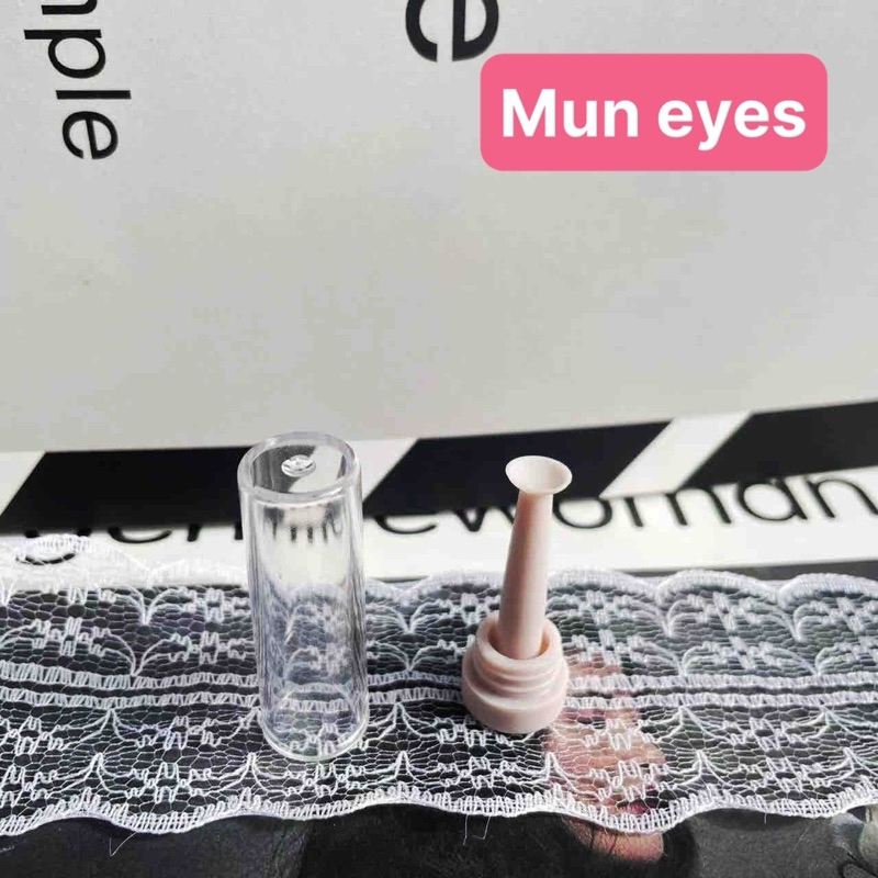 Cây đeo lens có hộp vệ sinh chui liền nắp