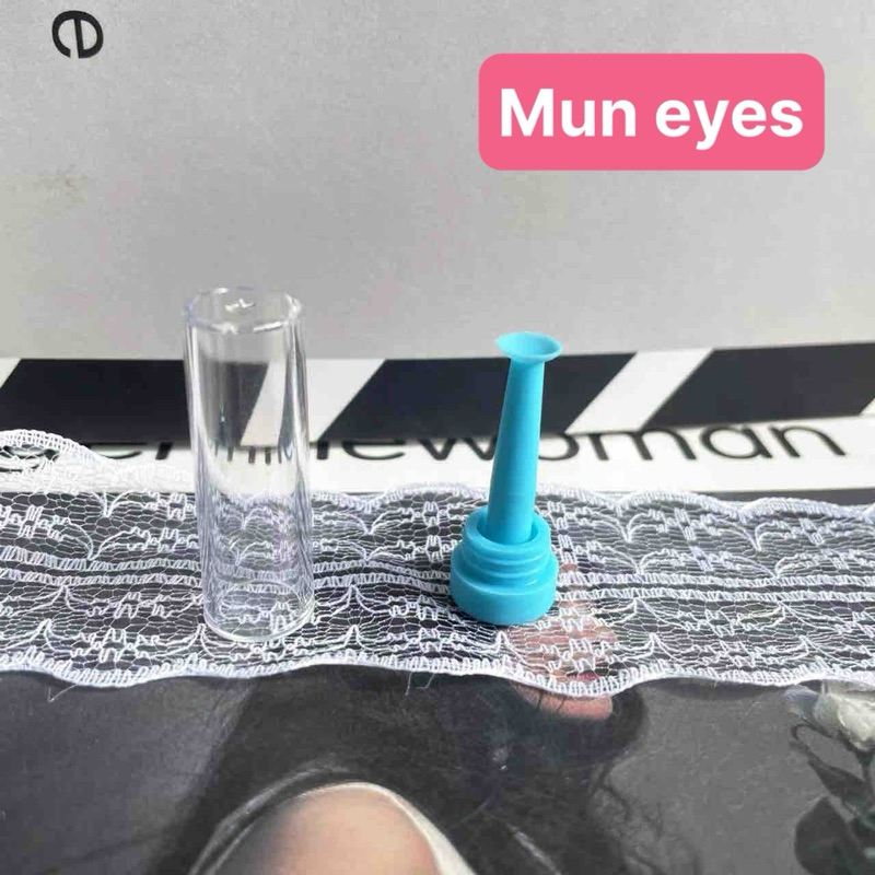 Cây đeo lens có hộp vệ sinh chui liền nắp