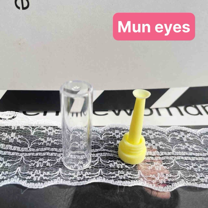 Cây đeo lens có hộp vệ sinh chui liền nắp