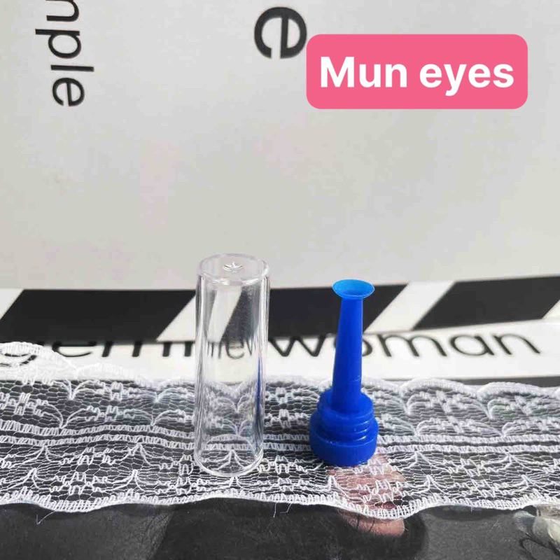 Cây đeo lens có hộp vệ sinh chui liền nắp