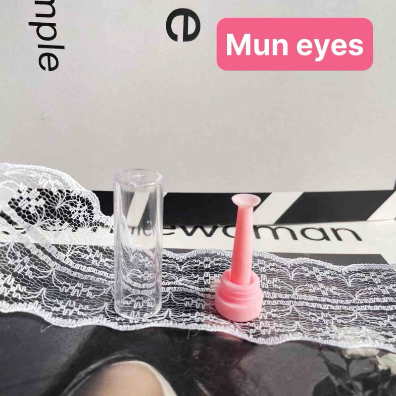 Cây đeo lens có hộp vệ sinh chui liền nắp
