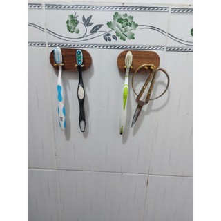 Giá treo bàn chải đánh răng được thiết kế đơn giản tiện dụng bằng chất liệu gỗ wanult tự nhiên