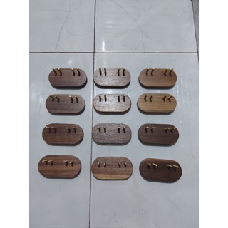 Giá treo bàn chải đánh răng được thiết kế đơn giản tiện dụng bằng chất liệu gỗ wanult tự nhiên