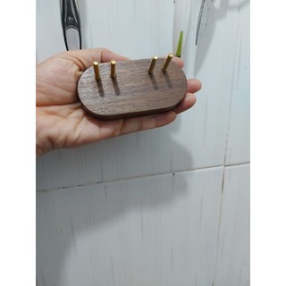 Giá treo bàn chải đánh răng được thiết kế đơn giản tiện dụng bằng chất liệu gỗ wanult tự nhiên