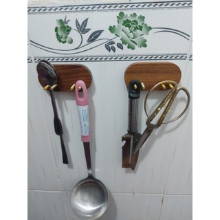 Giá treo bàn chải đánh răng được thiết kế đơn giản tiện dụng bằng chất liệu gỗ wanult tự nhiên