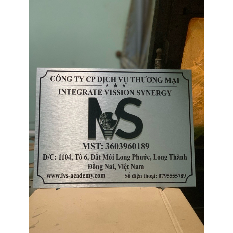 Bảng. Biển Công Ty alcorest Trắng xước, in uv, logo nổi tuỳ chọn. Sang trọng tinh tế