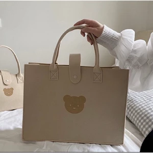 Túi xách nữ vuông cầm tay hình gấu màu trà sữa chất nỉ siêu cute(Size to) nhỏ