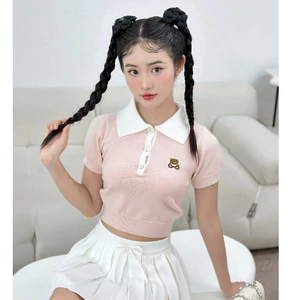 Áo len croptop ngắn tay nữ cổ bẻ dáng polo màu hồng logo hình gấu đóng cúc form ôm chất len lông thỏ DELIZ PL05
