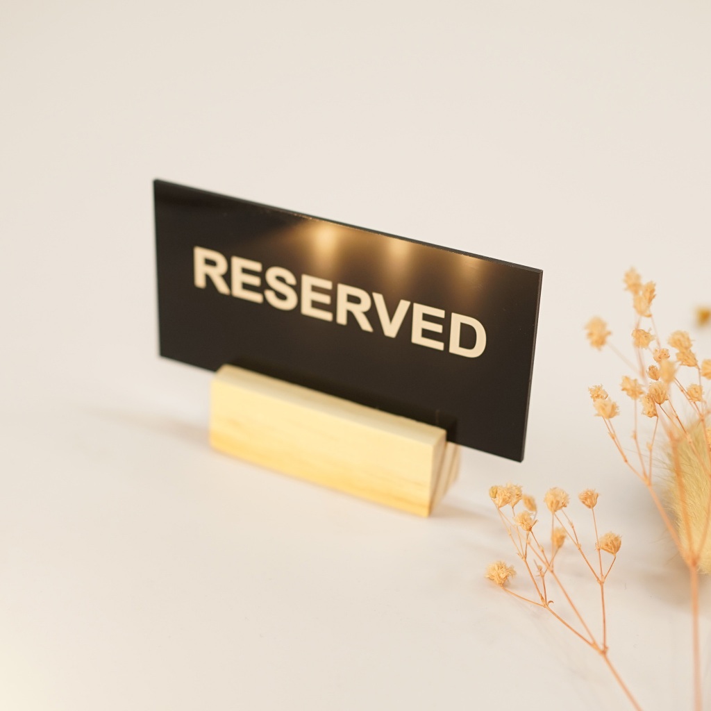 Bảng reserved để bàn LEVU mica đen chân đế gỗ 6x10cm thông báo khu vực bàn đã đặt MCK-BG55