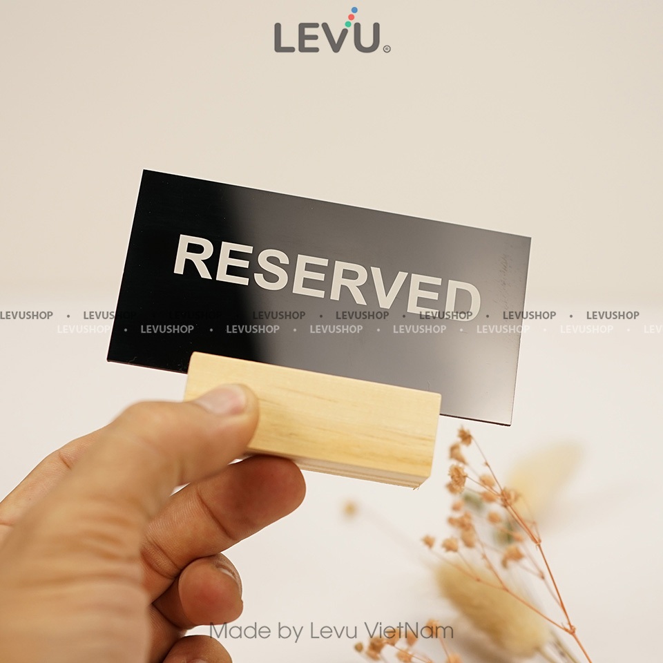 Bảng reserved để bàn LEVU mica đen chân đế gỗ 6x10cm thông báo khu vực bàn đã đặt MCK-BG55