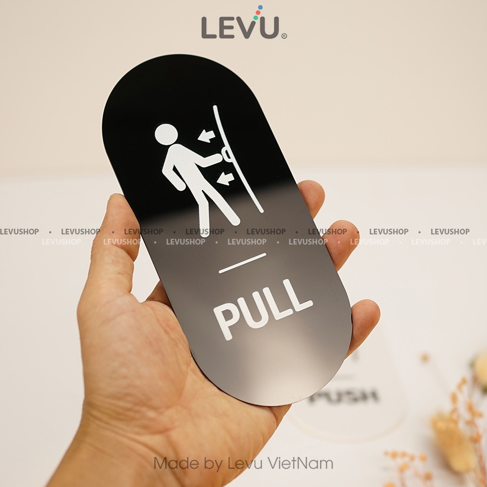 Bảng mica pull push LEVU hướng dẫn kéo đẩy cửa ra vào 8x18cm trắng đen có kèm keo dán MCK-TP15