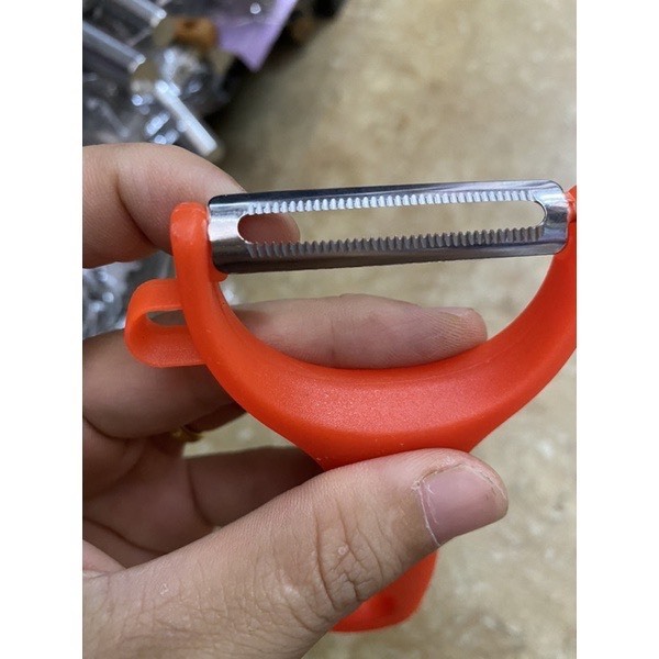 Bào rau củ quả, nạo đỏ Thái Lan cán cam kích thước 12,5cm x 7cm- Dụng cụ bào rau củ đa năng có lỗ treo tiện lợi