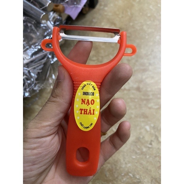 Bào rau củ quả, nạo đỏ Thái Lan cán cam kích thước 12,5cm x 7cm- Dụng cụ bào rau củ đa năng có lỗ treo tiện lợi