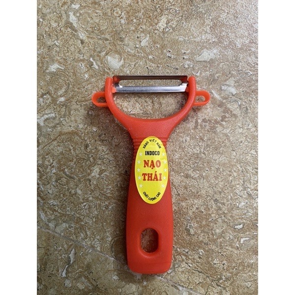 Bào rau củ quả, nạo đỏ Thái Lan cán cam kích thước 12,5cm x 7cm- Dụng cụ bào rau củ đa năng có lỗ treo tiện lợi