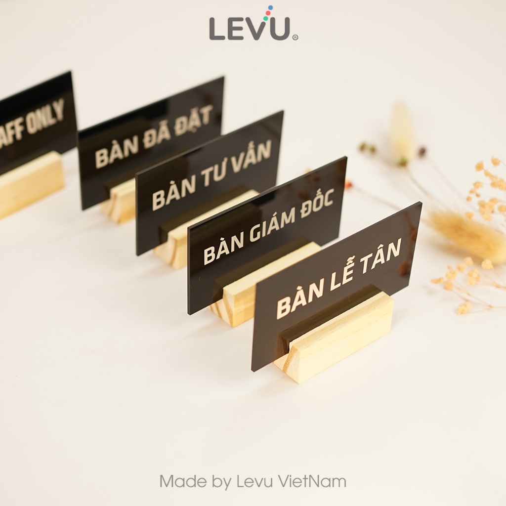 Bảng tên để bàn LEVU 9 mẫu biển chức danh để bàn làm việc chân gỗ mặt mica 6x10cm MCK-BG55B
