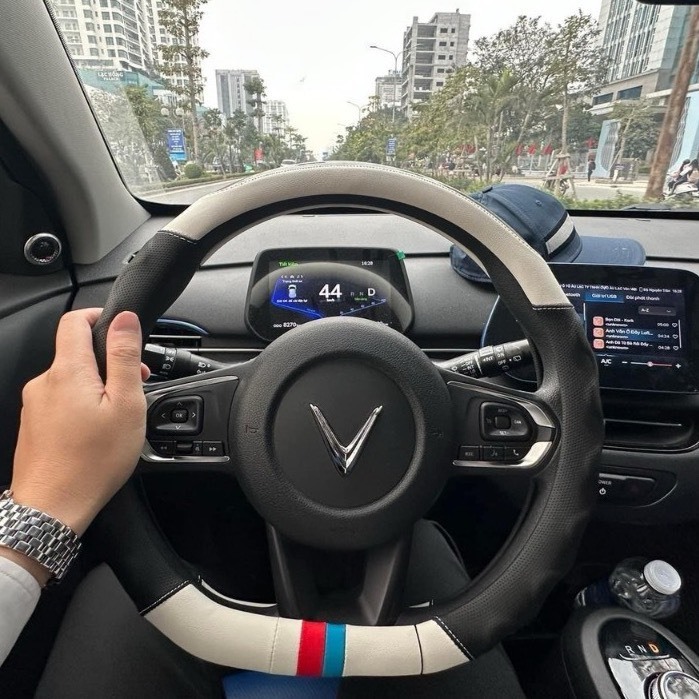 Bọc vô lăng Dcut, bọc tay lái xe Vinfast VF8,VF9,VFe34,VF5,LIMO GREEN/MPV7,VF6,VF7,VF3, EC Van, Minio Green - Mẫu Cờ Mỹ