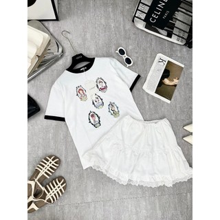 Set Bộ Đồ Nữ Áo Phông Trắng In Nữ Hoàng Phối Viên Đen Mix Chân Váy Trắng Phối Viền Gấu Ren Freesize