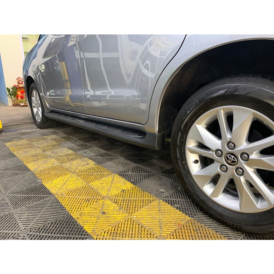 Bậc lên xuống xe Toyota Innova 2017-2026, Bệ bước chân mẫu đen đúc . Chắc chắn bền bỉ