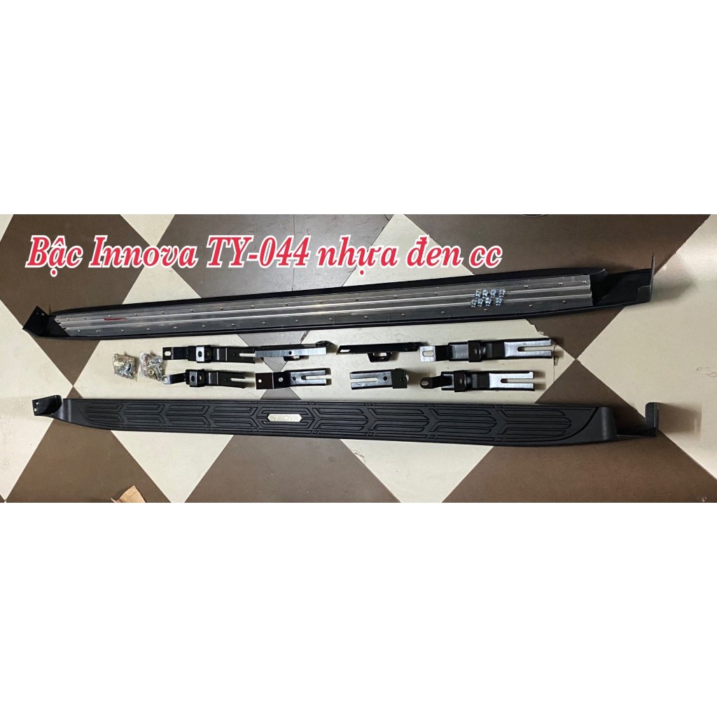 Bậc lên xuống xe Toyota Innova 2017-2026, Bệ bước chân mẫu đen đúc . Chắc chắn bền bỉ