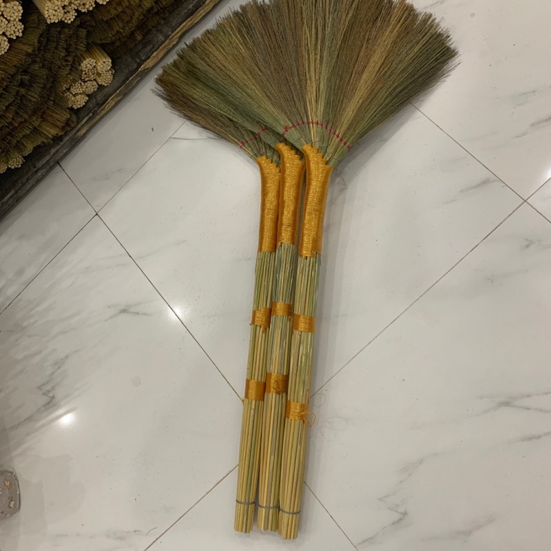 chổi chít quét nhà loại dày dặn cán chắc cầm êm tay quét nhà sạch sẽ