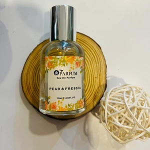 Xịt thơm vải hương nước hoa Niche English Pear & Fressia EDP | Oparfum
