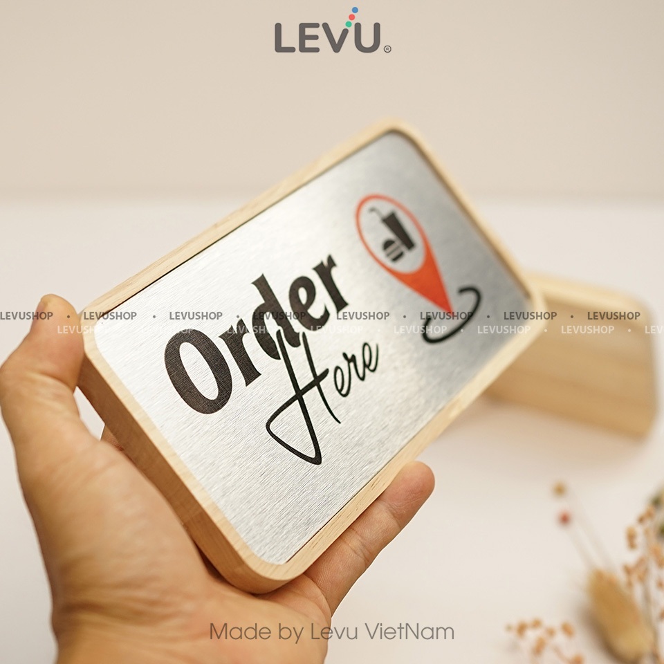 Bảng gỗ order here để bàn chỉ dẫn gọi món tại quầy trang trí quán LEVU BG57E